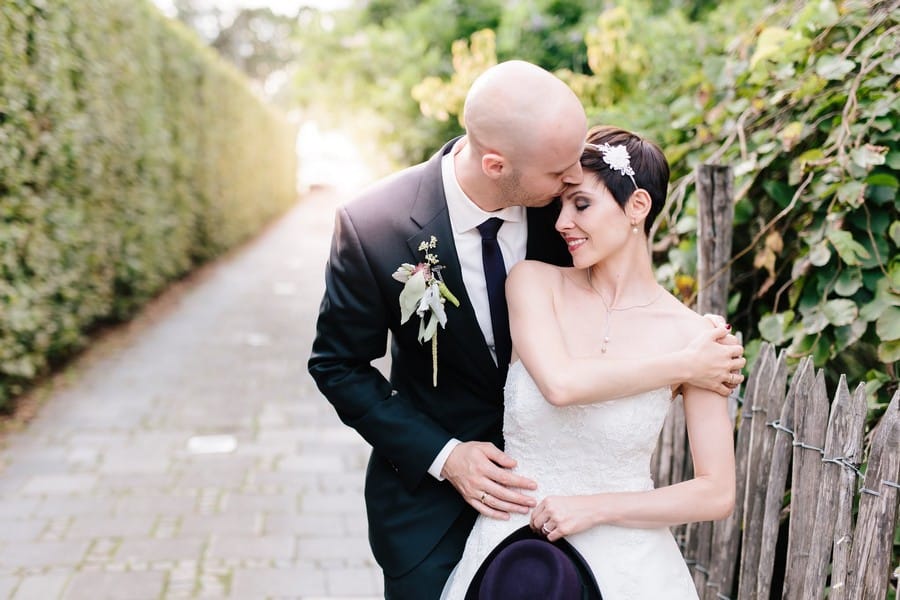 hochzeit frühling tischdeko rosa blumen geschirr goldener tischläufer