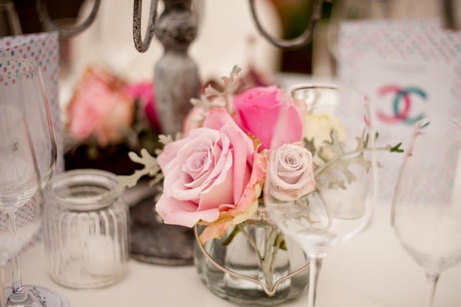 Eine Hochzeit im Frühling mit weißen Orchideen