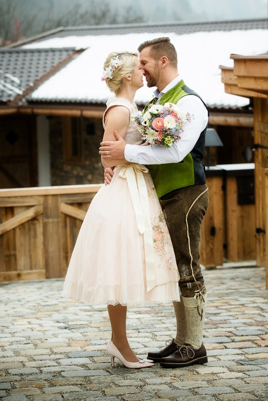 kurzes, zartrosafarbenes BrautDirndl kleiner Strauß Blüten [R kurzes, zartrosafarbenes BrautDirndl kleiner Strauß Blüten [R