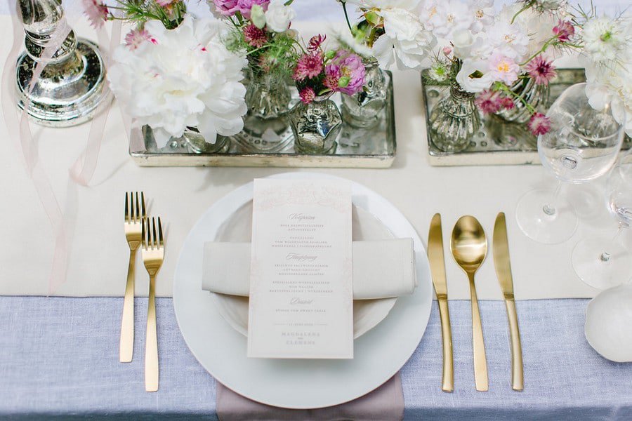 Zarte tischdeko und ein fruchtiger sweet table im vintage stil