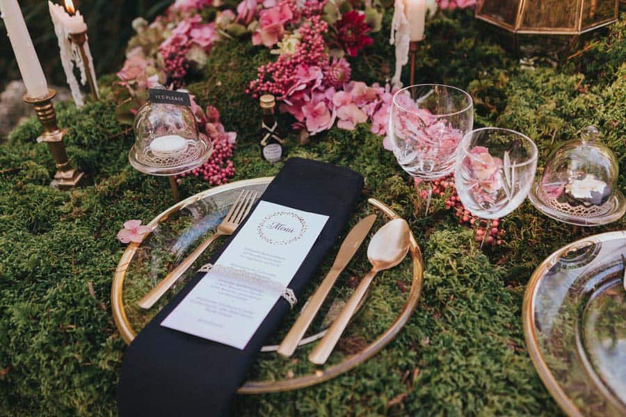 Märchenhafte ideen für eine hochzeit mit moos und vintage deko