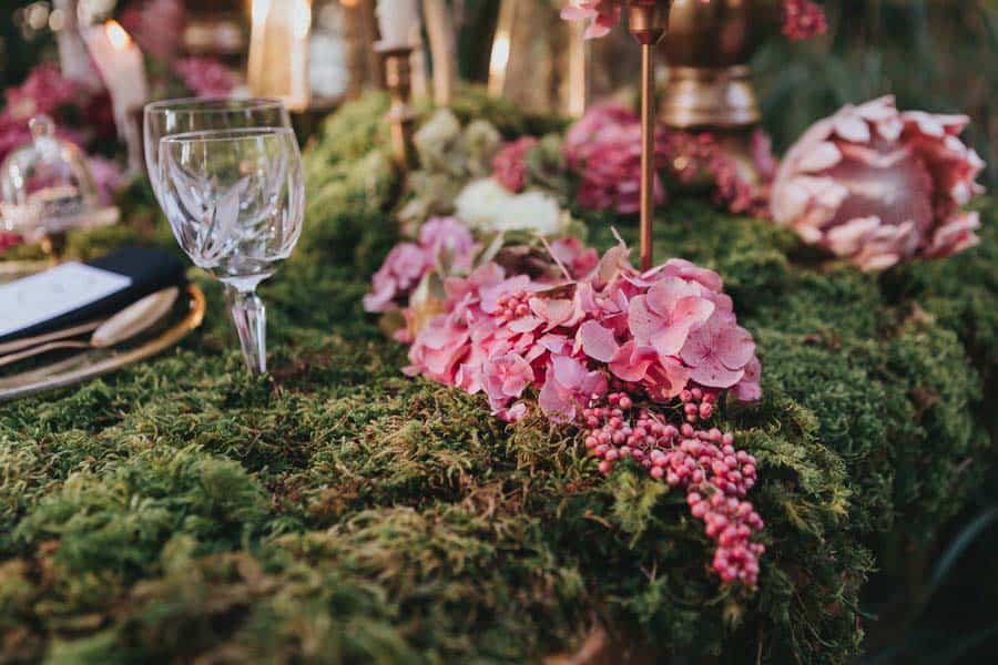 Märchenhafte ideen für eine hochzeit mit moos und vintage deko